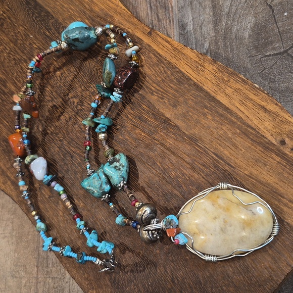 Unbranded Jewelry - Vintage Handcrafted Southwestern Wire Wrapped Stone Pendant Beaded Necklace